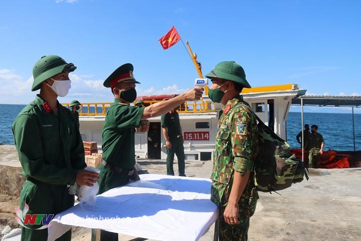 Lực lượng Quân y Tiểu đoàn Hỗn hợp Đảo Mắt kiểm tra thân nhiệt cho cán bộ, chiến sĩ trước khi lên Đảo