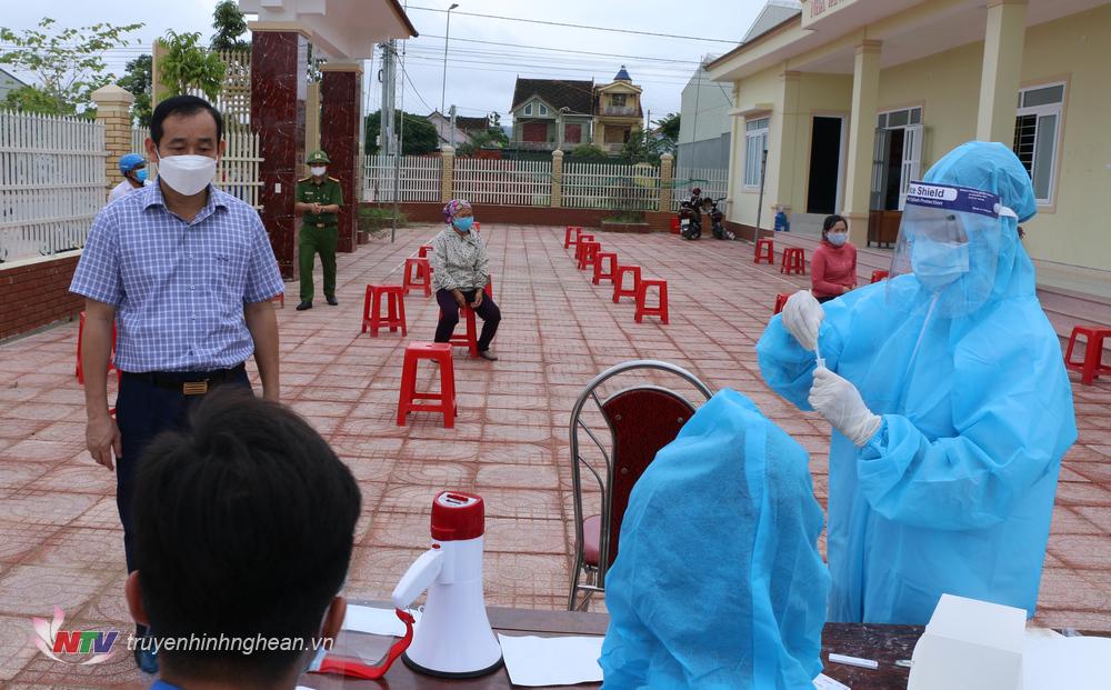 Đô Lương tổ chức test cho người dân 6 xã, thị trấn có nguy cơ lây nhiễm cao trên địa bàn.