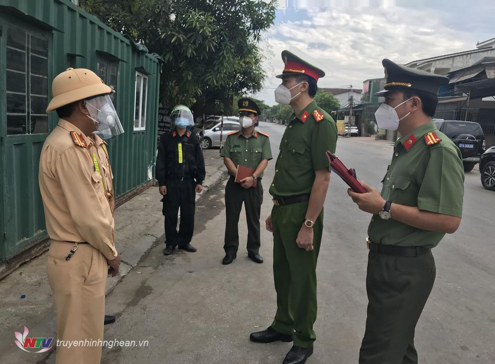 Đại tá Cao Minh Huyền, Phó Giám đốc Công an tỉnh kiểm tra tại chốt kiểm soát trên địa bàn phường Vinh Tân, TP.Vinh
