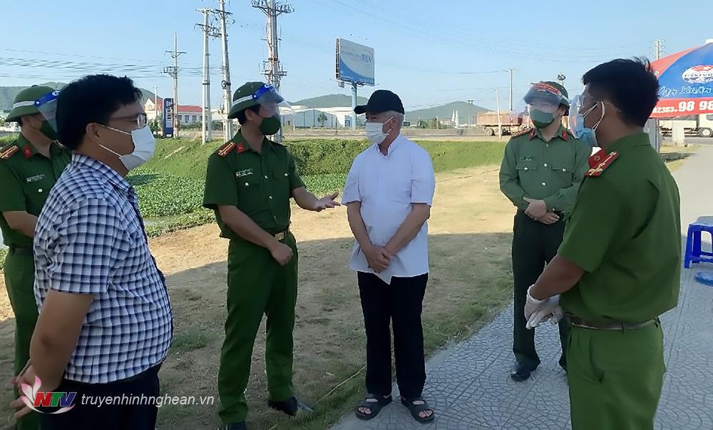 Lãnh đạo Công an huyện Nghi Lộc thông tin tới Giám mục   Nguyễn Hữu Long về tình hình các điểm chốt phòng, chống dịch trên địa bàn huyện