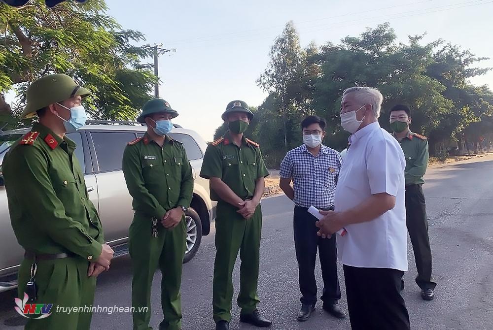 Giám mục Nguyễn Hữu Long thăm hỏi, động viên tinh thần cán bộ, chiến sỹ đang thực hiện nhiệm vụ tại điểm chốt phòng, chống dịch.