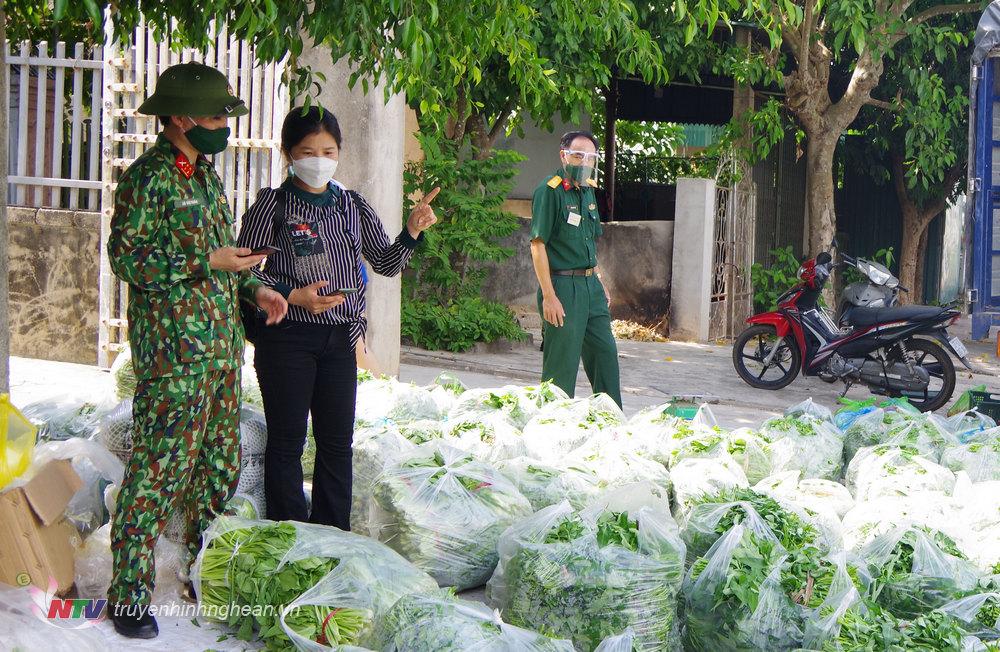 -Bộ CHQS tỉnh thu mua nông sản giúp người dân xã Quỳnh Tam, huyện Quỳnh Lưu. 