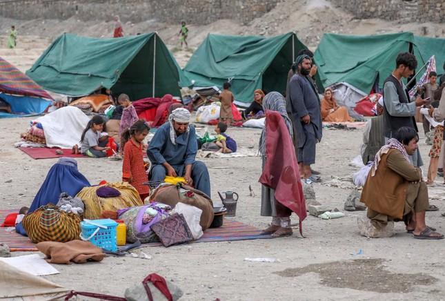 Người dân ở các tỉnh phía Bắc Afghanistan bỏ chạy vì giao tranh giữa Taliban với quân đội chính phủ. Ảnh: EPA