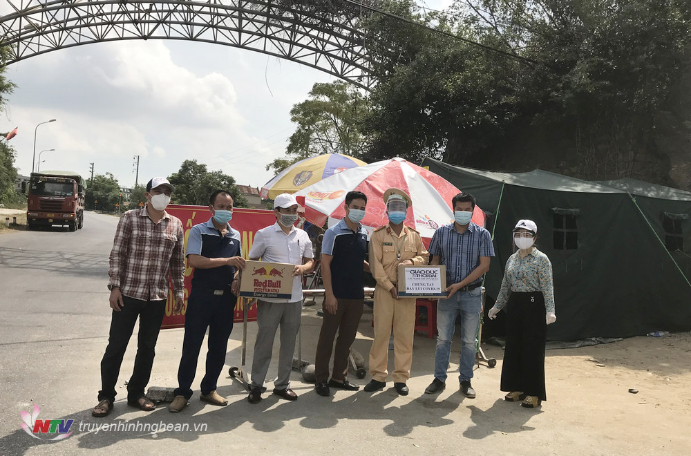 Hội nhà báo Nghệ An hỗ trợ nhu yếu phẩm cho gian hàng 0 đồng và tặng quà động viên lực lượng trực chốt ở TP Vinh