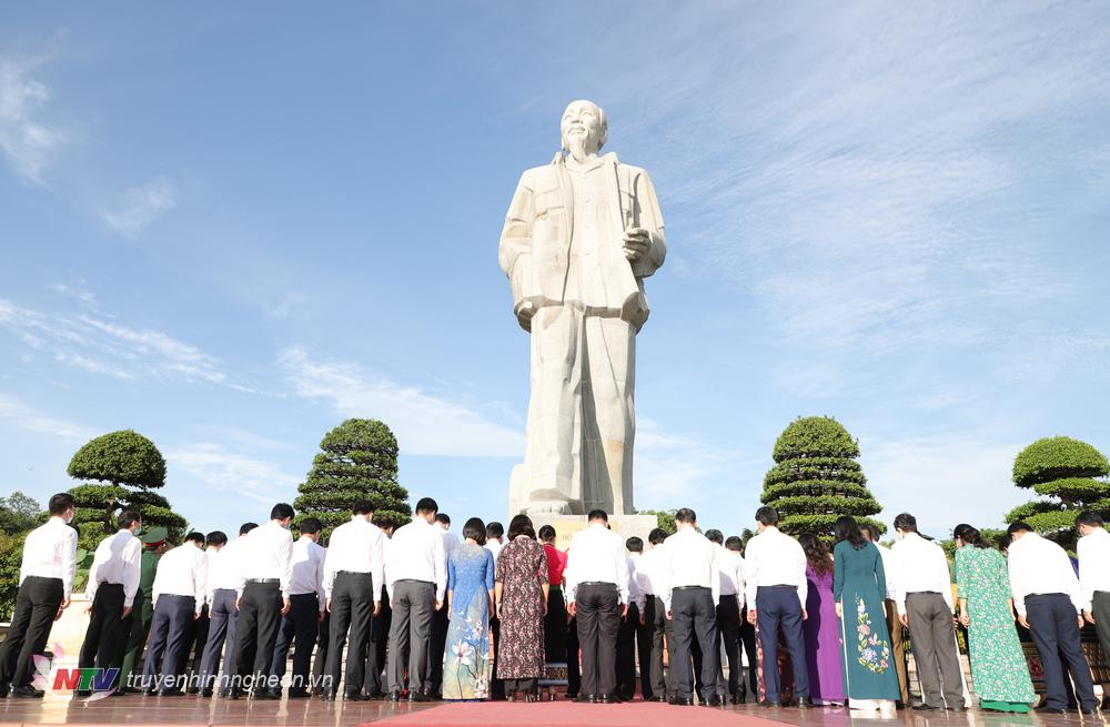 Các đại biểu HĐND tỉnh dâng hoa tưởng niệm Chủ tịch Hồ Chí Minh.