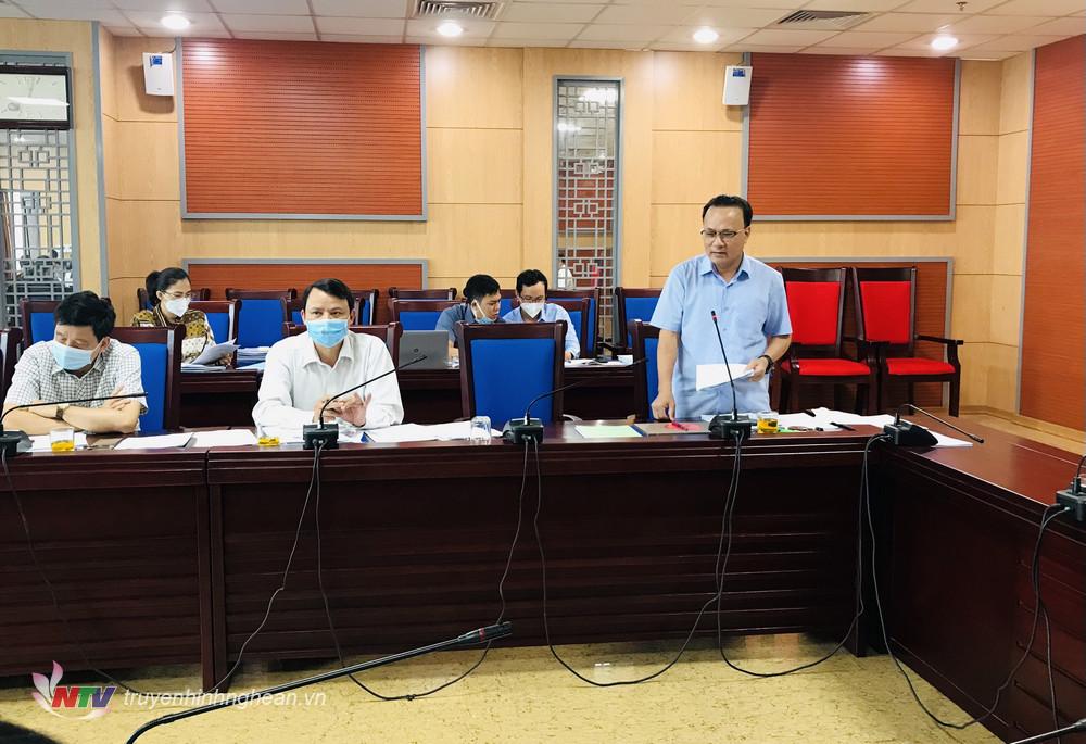 Đồng chí Nguyễn Nam Đình - Ủy viên BTV Tỉnh ủy, Phó Chủ tịch Thường trực HĐND tỉnh phát biểu tại buổi thẩm tra.