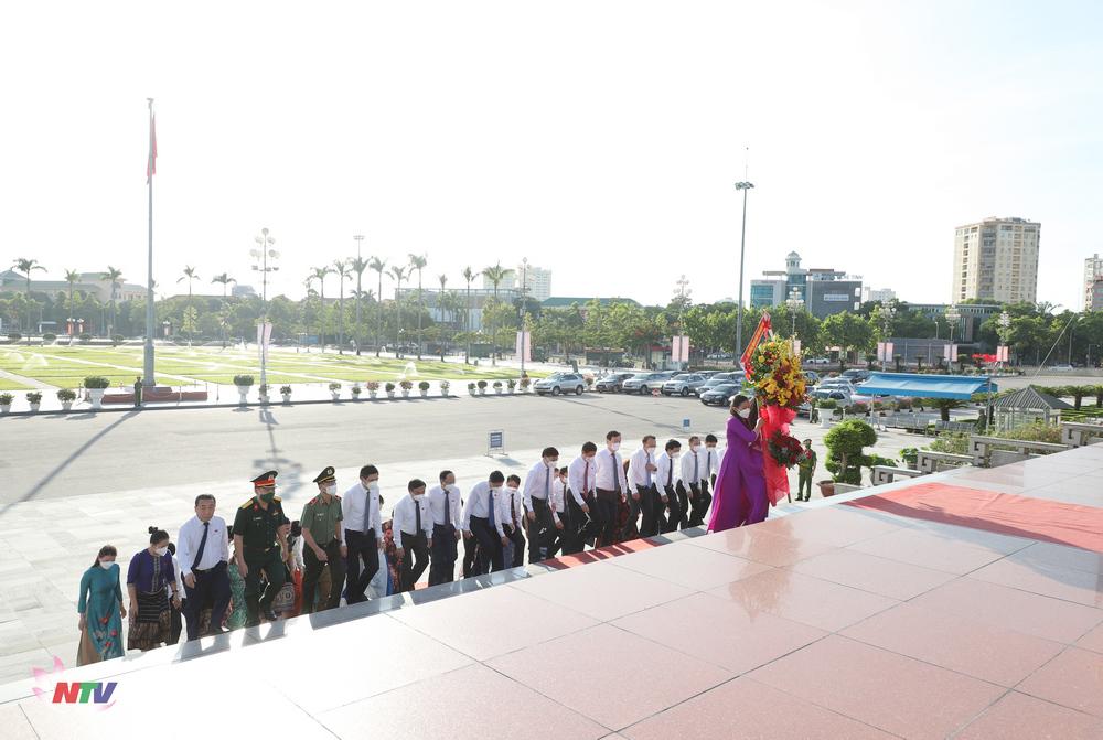 ác đồng chí lãnh đạo tỉnh và đại biểu HĐND tỉnh làm lễ dâng hoa trước anh linh Chủ tịch Hồ Chí Minh tại Quảng trường mang tên Người. 
