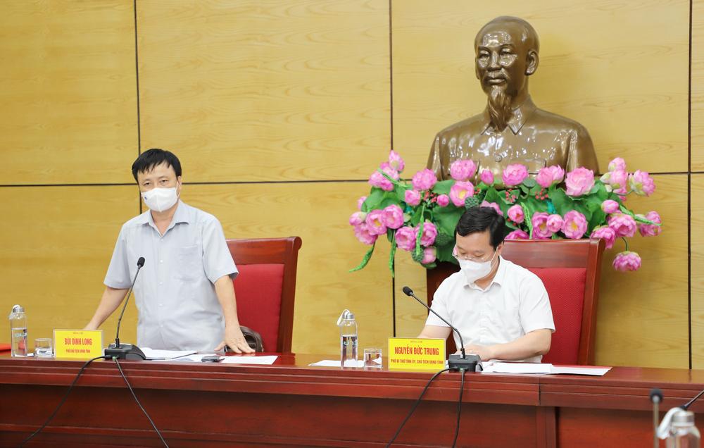 Phó Chủ tịch UBND tỉnh Bùi Đình Long nêu ý kiến tại cuộc họp.