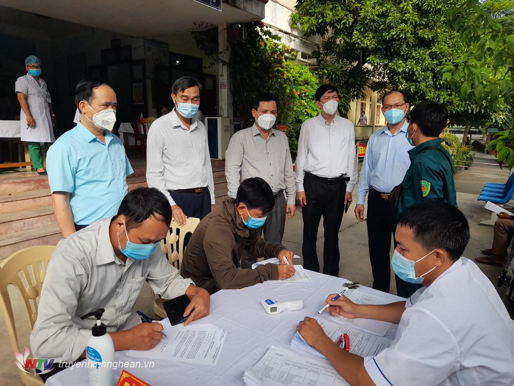 Đoàn kiểm tra công tác tiêm chủng vaccine tại Trung tâm y tế Kỳ Sơn