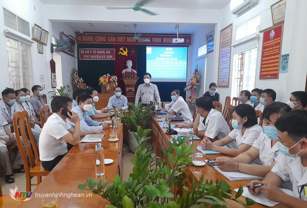 Đoàn công tác Sở y tế làm việc với cán bộ, công nhân viên Trung tâm y tế huyện Kỳ Sơn về công tác phòng chống dịch bệnh.