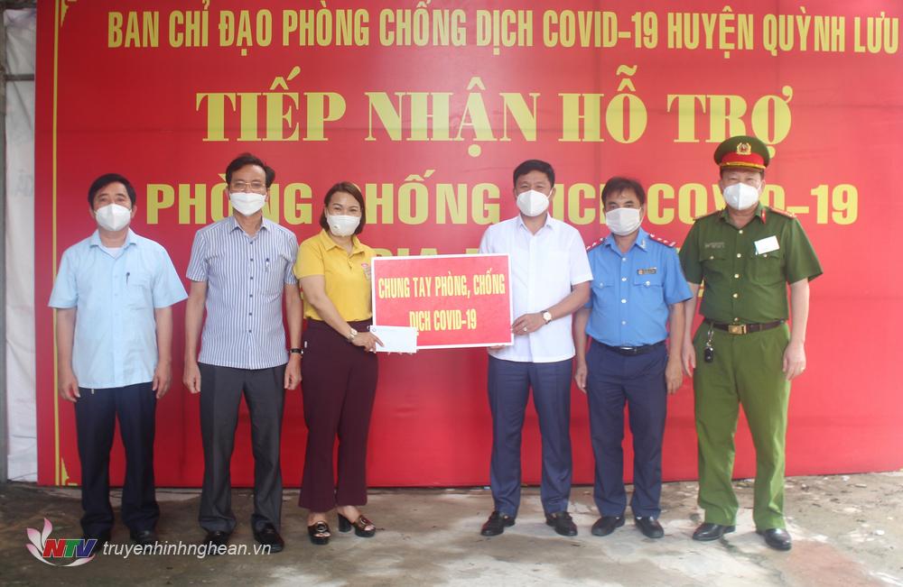 Lãnh đạo Sở GTVT trao hỗ trợ cho huyện Quỳnh Lưu.