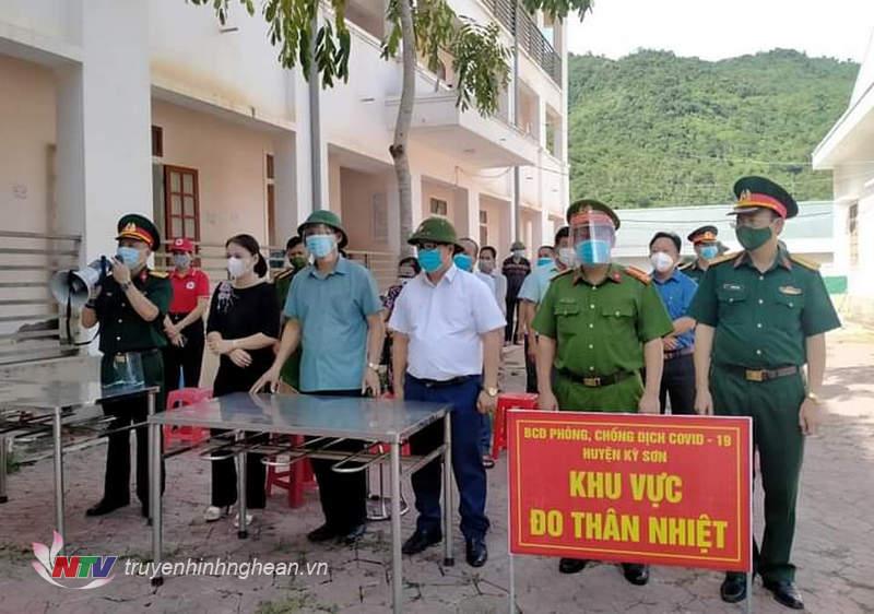 Lãnh đạo huyện Kỳ Sơn đón công dân từ Bình Thuận trở về địa phương.