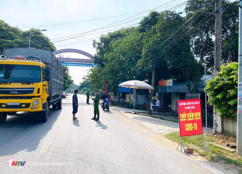Chốt kiểm soát dịch Covid – 19 trên địa bàn xã Nghĩa Trung giáp ranh với thị xã Thái Hòa