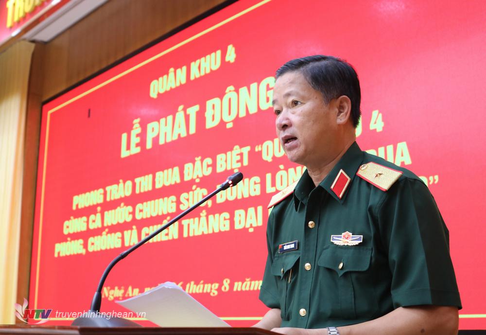 Thiếu tướng Trần Minh Thanh, Ủy viên Thường vụ Đảng ủy, Chủ nhiệm Chính trị Quân khu phát động phong trào thi đua.