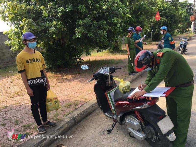 Lực lượng chức năng tại Tx Thái Hoà xử lý các trường hợp ra ngoài không thật sự cần thiết.