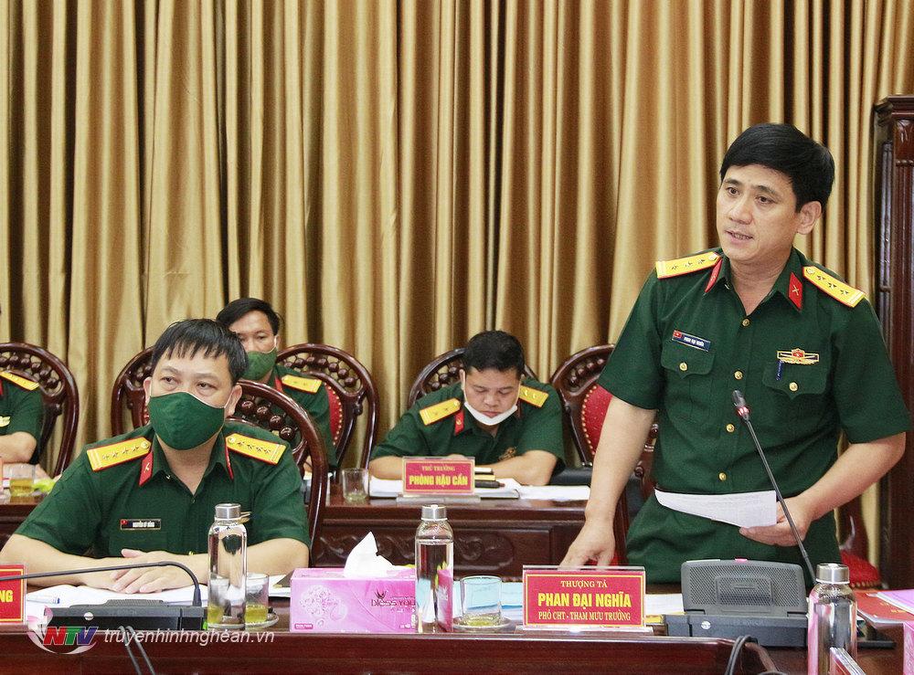 Thượng tá Phan Đại Nghĩa, Phó Chỉ huy trưởng - Tham mưu trưởng Bộ CHQS tỉnh báo cáo công tác chuẩn bị diễn tập KVPT tỉnh Nghệ An năm 2021. 