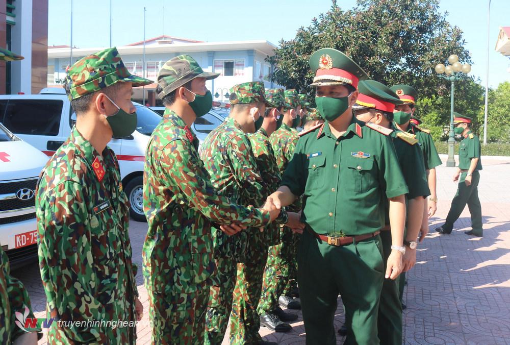 Lãnh đạo Theo đó, sáng 23/8, Bộ Tư lệnh Quân khu 4 đã điều động trước mắt 14 nhân viên quân y, lái xe cùng 7 xe cứu thương thuộc các đơn vị của Quân khu 4 khẩn trương hành quân vào Nam tăng cường cho Quân khu 7. Đây là các quân nhân có đầy đủ về năng lực chuyên môn, nhiệt tình, trách nhiệm, đủ sức khỏe để phục vụ công tác phòng, chống dịch Covid-19. Giao nhiệm vụ cho lực lượng quân y, nhân viên phục vụ, Thiếu tướng Hà Thọ Bình - Phó Tư lệnh, Tham mưu trưởng Quân khu 4 yêu cầu các quân nhân chấp hành nghiêm kỷ luật quân đội, tuân thủ sự chỉ đạo, điều hành của cấp trên. Luôn nêu cao tinh thần trách nhiệm, xung kích  của “Bộ đội Cụ Hồ” trên quê hương Bác, phục vụ người bệnh bằng trí tuệ, năng lực của người thầy thuốc quân y, mang theo lời dạy của Bác Hồ “Lương y như từ mẫu”, góp phần cùng địa phương, đơn vị bạn chiến thắng dịch Covid-19.