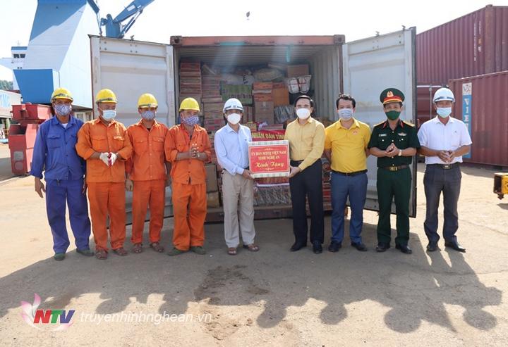 Lãnh đạo Uỷ ban MTTQ tỉnh Nghệ An tặng quà động viên lực lượng làm nhiệm vụ 