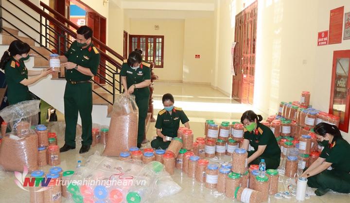 Chi Hội Phụ nữ phòng Chính trị Bộ CHQS tỉnh đóng gói các mặt hàng ủng hộ người dân và lực lượng vũ trang thành phố Hồ Chí Minh và các tỉnh phía Nam