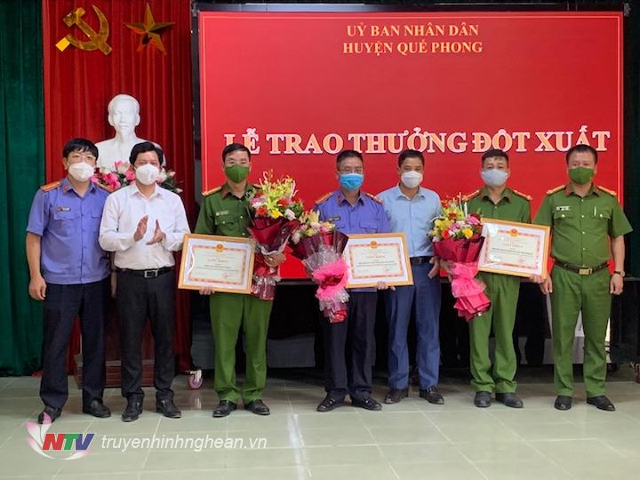 Lãnh đạo huyện Quế Phong trao thưởng cho các chiến sỹ tham gia phá án.