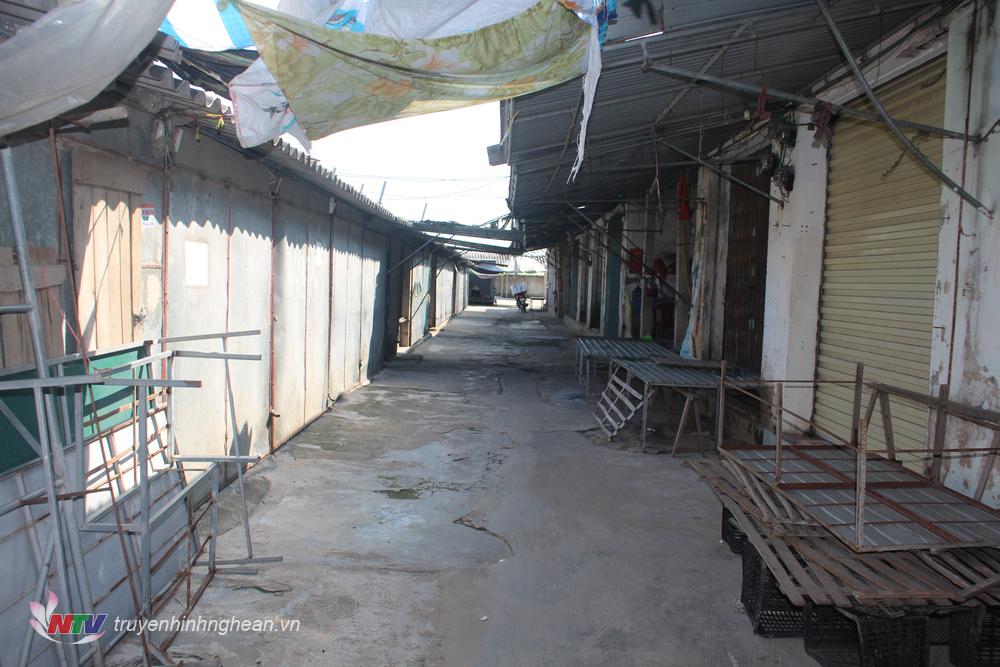 Các quầy ốt kinh doanh hàng hóa không thiết yếu tại chợ Ngò (Sơn Hải) chấp hành đóng cửa để phòng dịch.