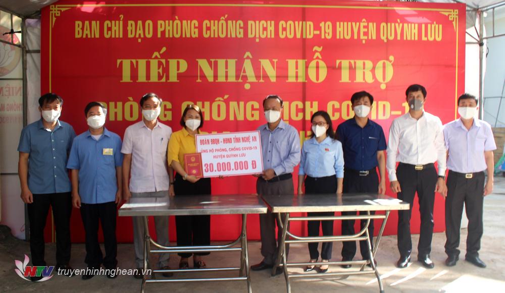  Đoàn Đại biểu Quốc hội – HĐND tỉnh trao 30 triệu đồng ủng hộ Quỳnh Lưu phòng chống dịch bệnh Covid – 19.