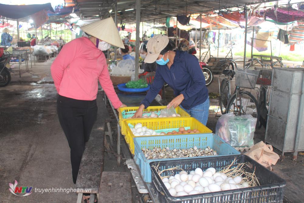 Dịch bệnh Covid – 19 diễn biến phức tạp, nhiều chợ quê ở Quỳnh Lưu hoạt động “ảm đạm”.