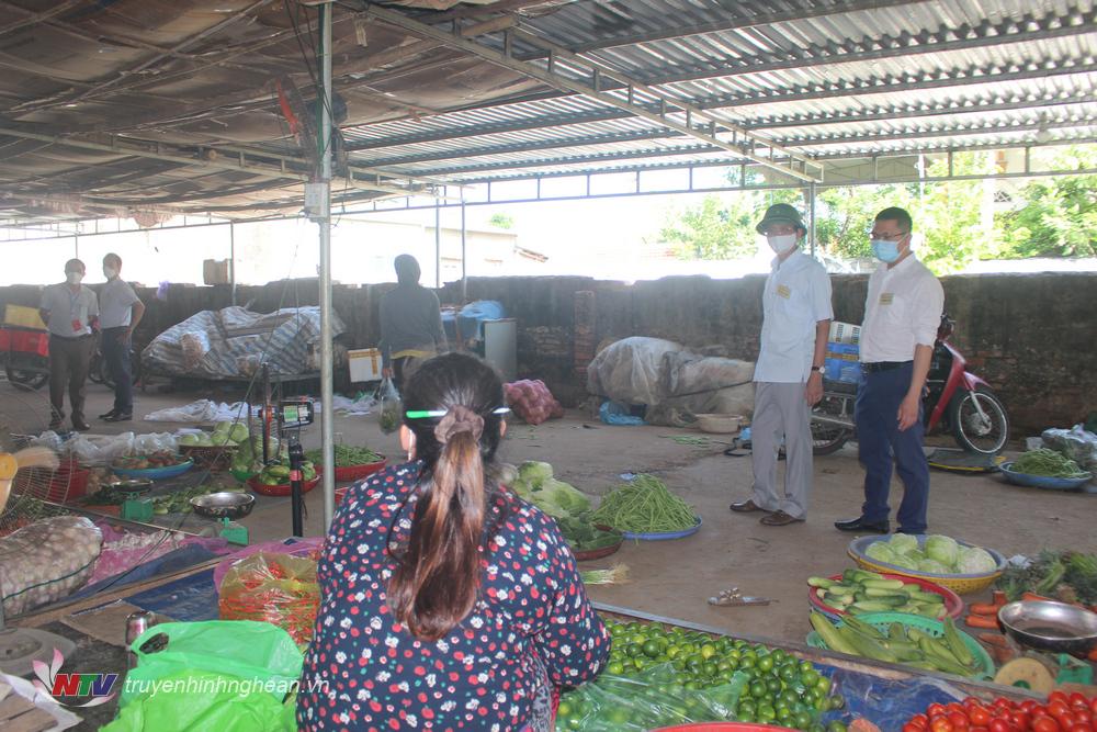 Lãnh đạo huyện Quỳnh Lưu kiểm tra tại các chợ quê ở Quỳnh Lưu trong thời gian thực hiện Chỉ thị 16.