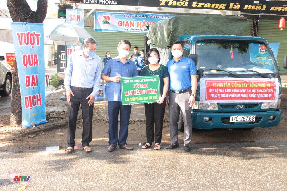 Trung tâm Giống cây trồng Nghệ An đã vận chuyển hàng tấn rau củ hỗ trợ các “Gian hàng 0 đồng” trên địa bàn TP Vinh sáng 27/8.