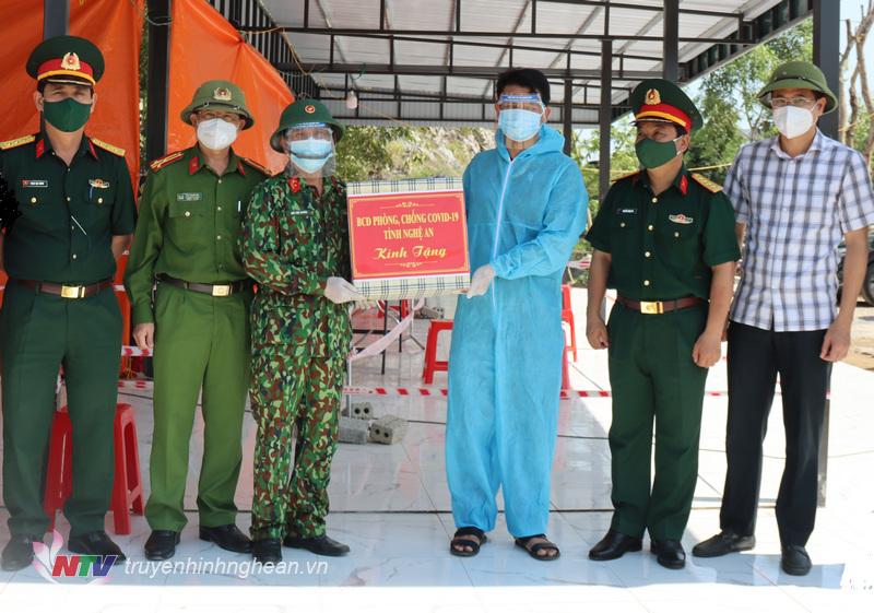 Thăm, tặng quà các lực lượng tham gia kiểm soát người và phương tiện ra vào địa bản tỉnh Nghệ An tại thị xã Hoàng Mai trong công tác phòng chống dịch Covid-19