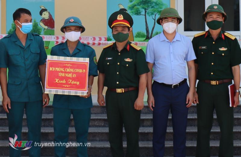 Thăm, tặng quà lực lượng phòng chống dịch tại khu cách ly tập trung Trường Mầm non xã Quỳnh Vinh, thị xã Hoàng Mai.