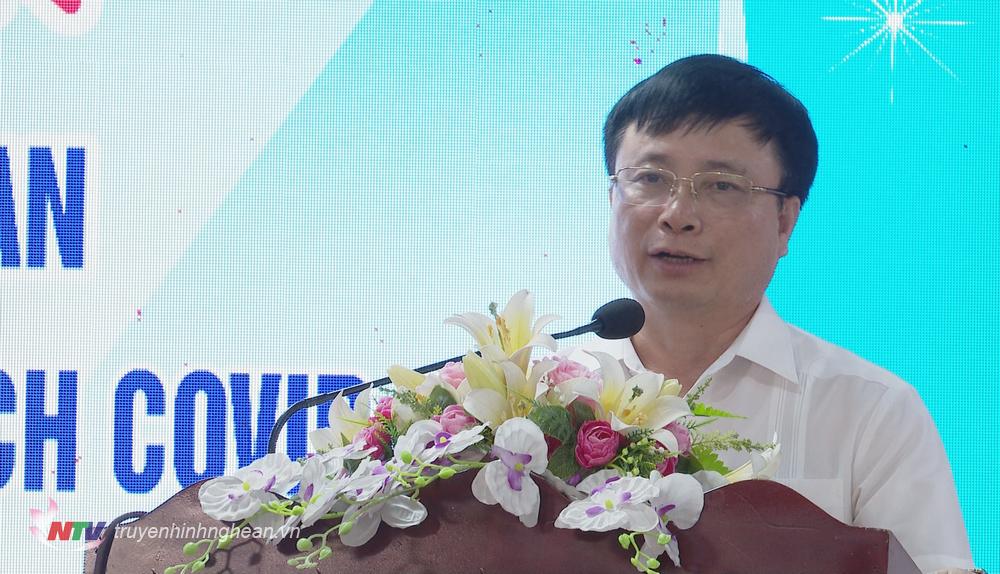 Phó Chủ tịch UBND tỉnh Bùi Đình Long phát biểu động viên đoàn y, bác sỹ tăng viện cho miền Nam chống dịch.