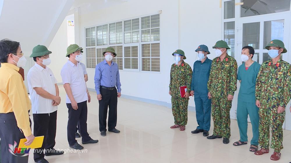 Chủ tịch UBND tỉnh Nguyễn Đức Trung trao đổi với lực lượng đang thực hiện nhiệm vụ tại khu cách ly.