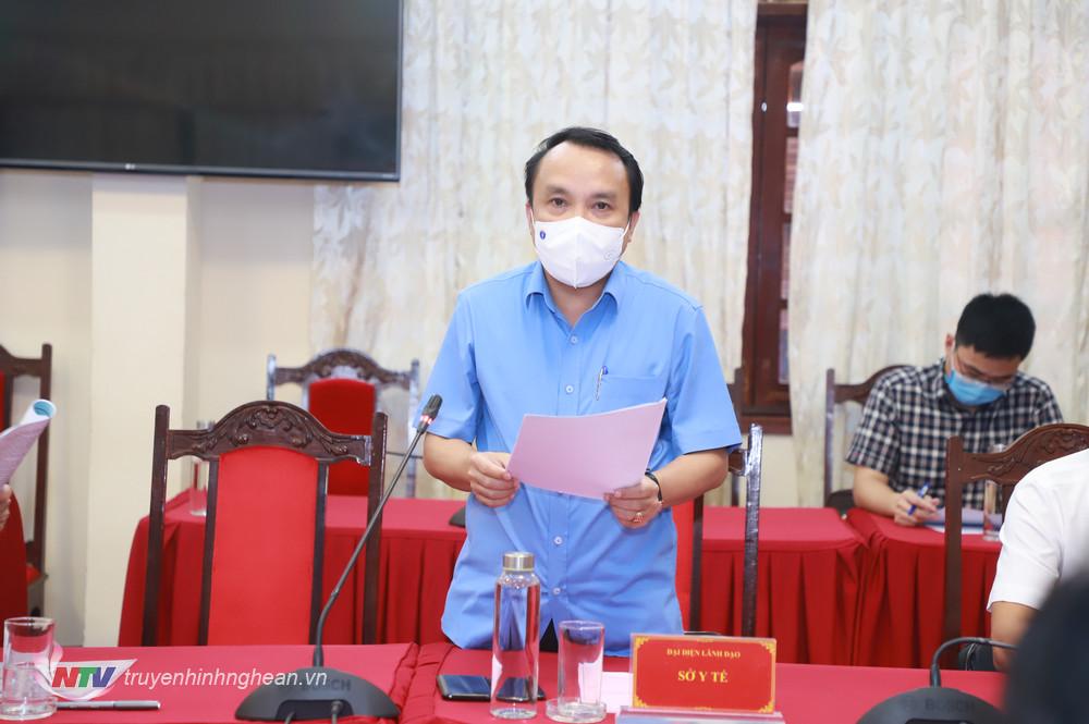 Đồng chí Dương Đình Chỉnh - Ủy viên Ban Chấp hành Đảng bộ tỉnh, Giám đốc Sở Y tế Nghệ An trình bày dự thảo Chỉ thị.