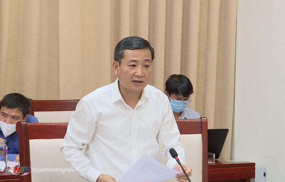 Chủ tịch UBND thị xã Thái Hòa Phạm Chí Kiến báo cáo tại cuộc họp.
