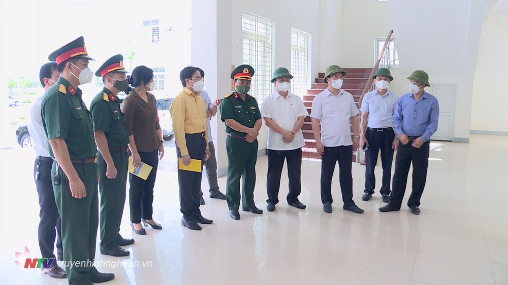Chủ tịch UBND tỉnh Nguyễn Đức Trung cùng đoàn công tác kiểm tra thực tế khu cách ly.