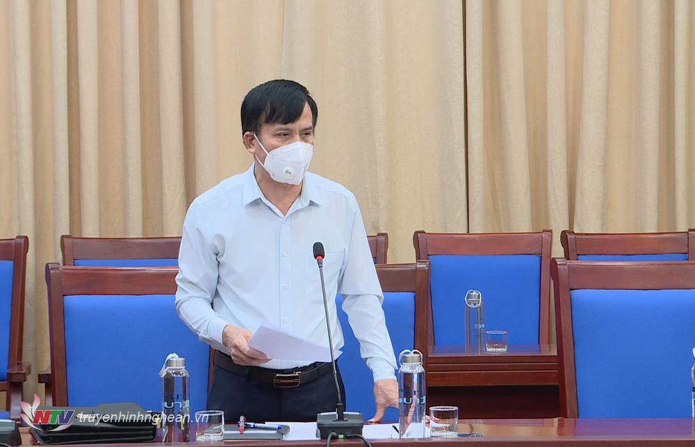 Chủ tịch UBND TP Vinh Trần Ngọc Tú báo cáo tại cuộc họp.