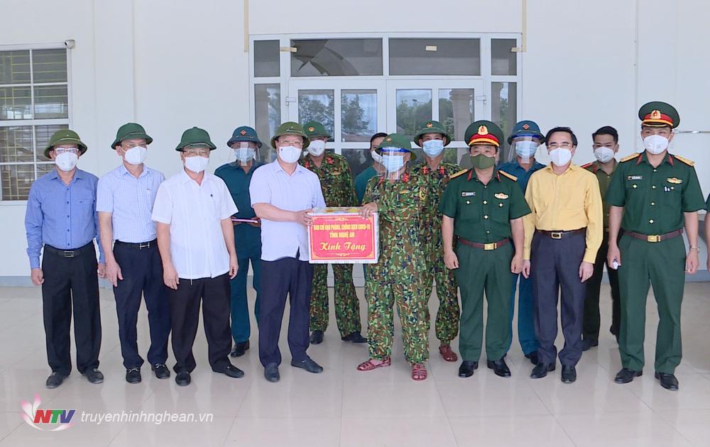 Chủ tịch UBND tỉnh Nguyễn Đức Trung tặng quà cho lực lượng thực hiện nhiệm vụ tại khu cách ly.