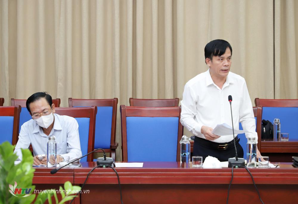 Chủ tịch UBND TP Vinh Trần Ngọc Tú báo cáo, đề xuất giải pháp trong công tác phòng, chống dịch trên địa bàn trong thời gian tới.