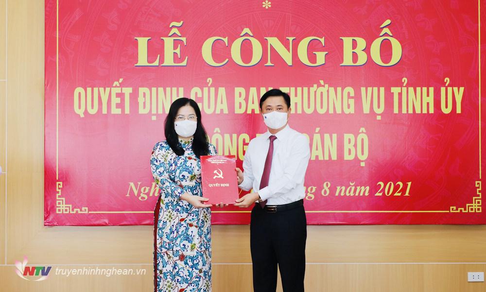 Bí thư Tỉnh ủy Thái Thanh Quý trao Quyết định cho đồng chí Nguyễn Thị Kim Chi.
