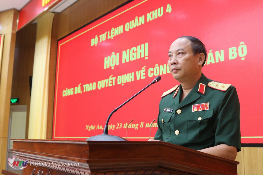 Trung tướng Trần Võ Dũng, Bí thư Đảng ủy, Chính ủy Quân khu phát biểu chức mừng, giao nhiệm vụ 