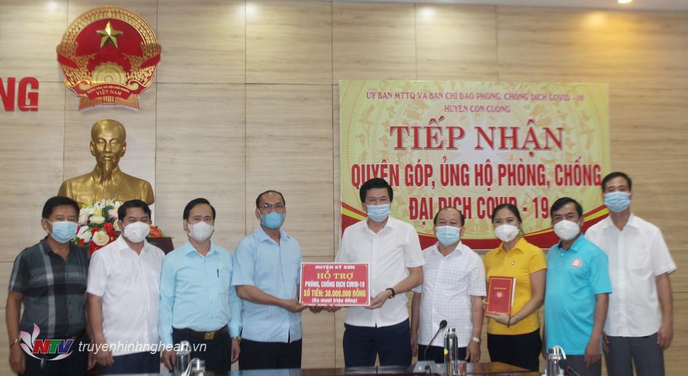 Lãnh đạo huyện Con Cuông trao ủng hộ Covid-19 huyện Kỳ Sơn.