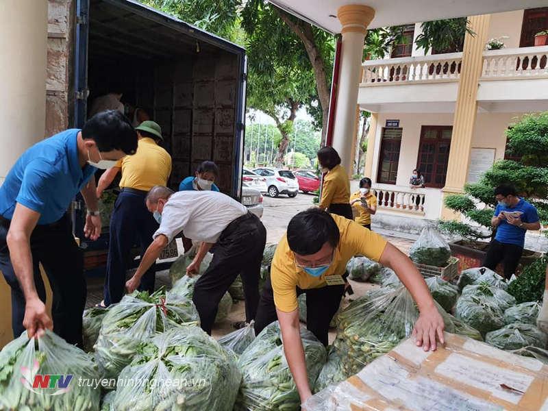 Quỳnh Lưu ủng hộ hơn 10 tấn rau cho nhân dân thành phố Vinh
