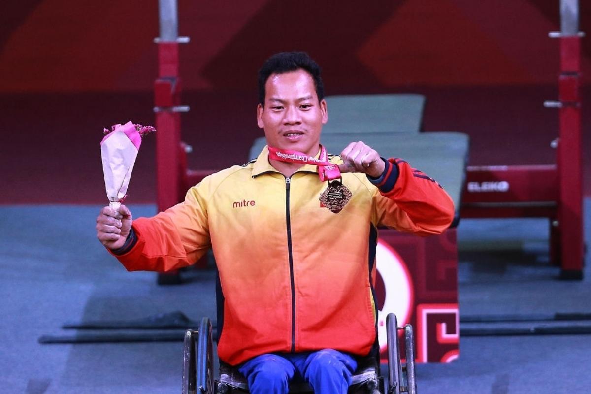 VĐV Lê Văn Công giành HCB cử tạ Paralympic Tokyo 2020