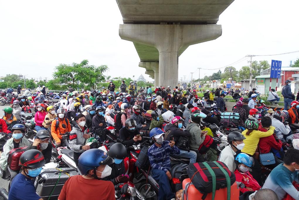 Người dân thành phố Hồ Chí Minh ùn ùn chạy xe máy về quê - Đài phát thanh  và truyền hình Nghệ An
