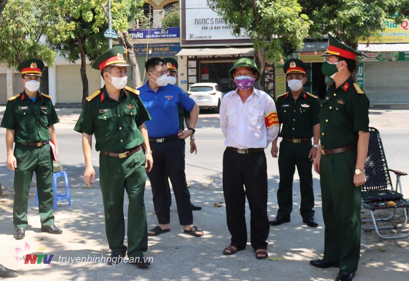 Đoàn công tác khảo sát vị trí gian hàng 0 đồng mở tại đường Lê Hồng Phong, TP Vinh