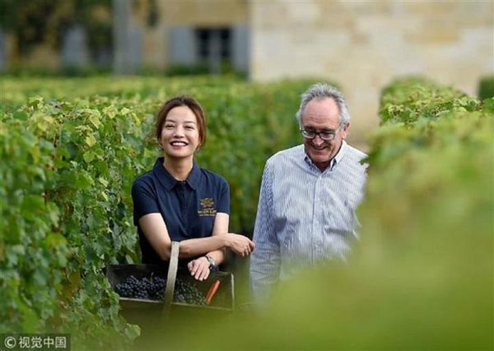 Triệu Vy từng mua một vườn nho 400 tuổi ở Pháp và có thương hiệu rượu vang riêng.