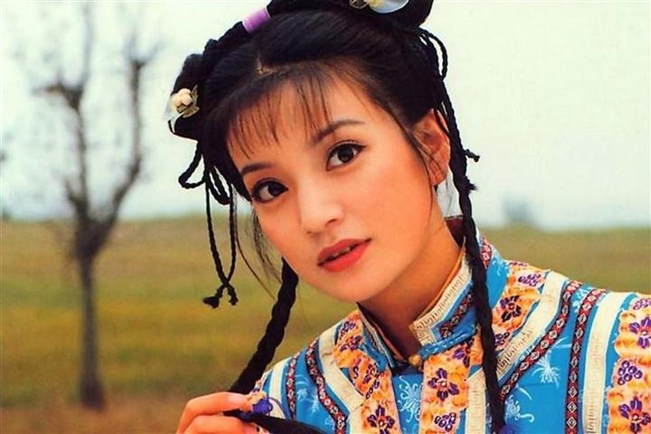 Khi đang là sinh viên năm thứ 2 Học viện Điện ảnh Bắc Kinh, Triệu Vy đã nổi tiếng khắp châu Á với vai diễn trong phim Hoàn Châu cách cách.