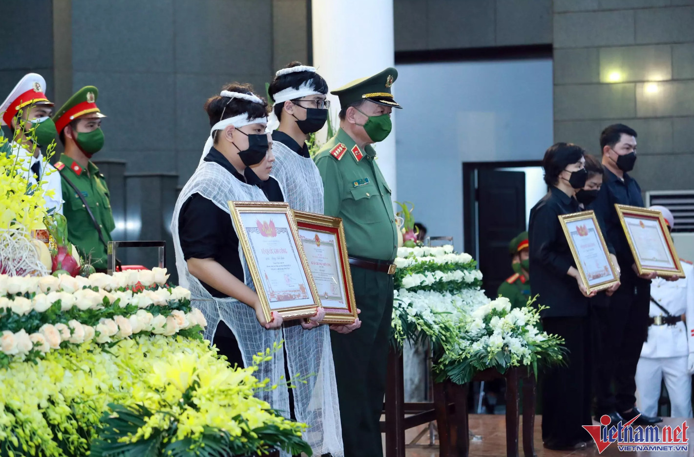 Chủ tịch UBND TP Hà Nội Trần Sỹ Thanh tặng bằng khen cho 3 chiến sĩ. Thay mặt UBND TP, Phó Chủ tịch TP Hà Minh Hải trao bằng khen cho đại diện 3 gia đình.