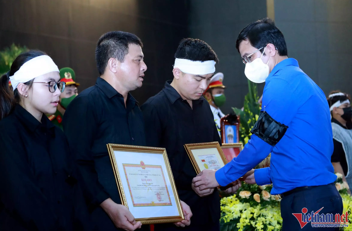 Bí thư Thường trực Trung ương Đoàn Bùi Quang Huy trao huy hiệu cho đại diện 2 gia đình liệt sĩ